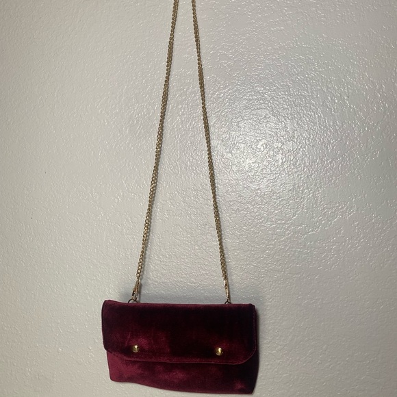 G by Guess Velvet Crossbody Bag with Gold Chain - Picture 1 of 8